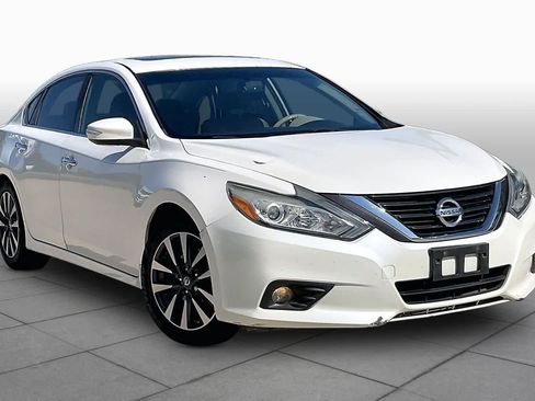 Used 2017 Nissan Altima 2.5 SV w/ Convenience Package FWD image 3