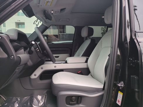 Used 2025 Land Rover Defender 110 V8 AWD/4WD image 15