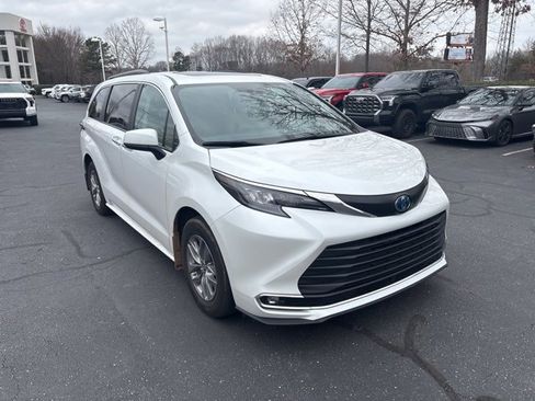 Used 2024 Toyota Sienna XLE image 3