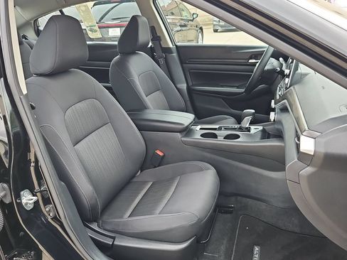 Used 2025 Nissan Altima 2.5 SV FWD image 31