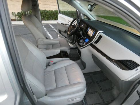 Used 2015 Toyota Sienna XLE image 23