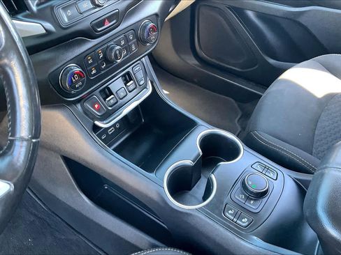 Used 2020 GMC Terrain SLE w/ Driver Convenience Package FWD image 16