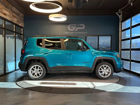 Used 2022 Jeep Renegade Latitude w/ Convenience Group AWD/4WD image 2