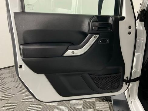 Used 2018 Jeep Wrangler Unlimited Sahara w/ Connectivity Group image 12