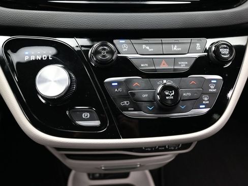 Used 2024 Chrysler Pacifica Touring-L FWD image 40