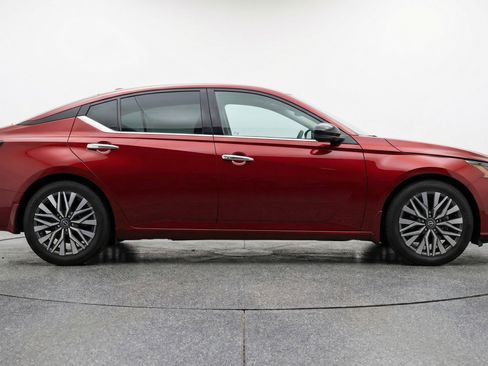 Used 2025 Nissan Altima 2.5 SV image 11