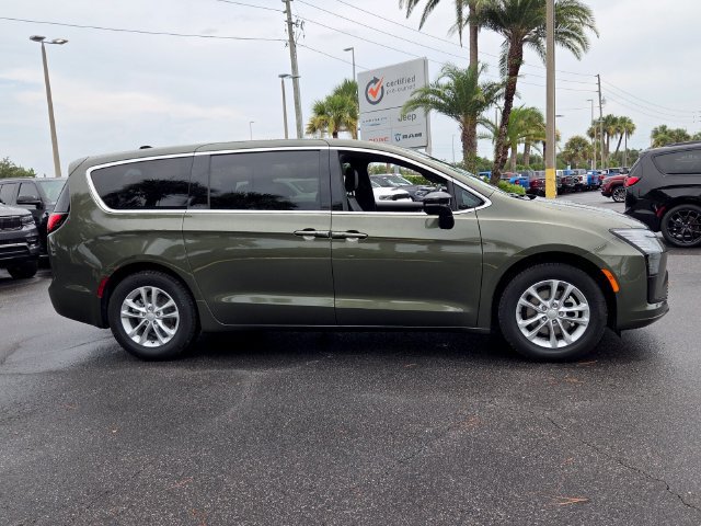 New 2027 Chrysler Pacifica Select FWD image 9