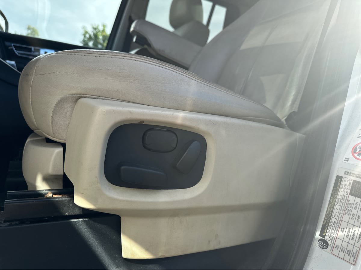 Used 2015 Land Rover LR4 HSE LUX AWD/4WD image 32