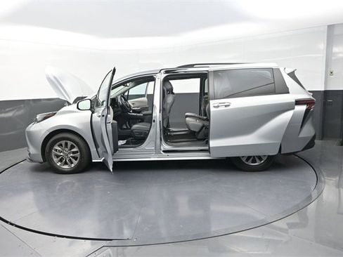 Used 2023 Toyota Sienna XLE image 28