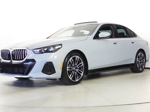 Used 2024 BMW 540i xDrive w/ Premium Package AWD/4WD image 2