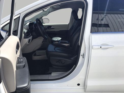 Used 2024 Chrysler Pacifica Touring-L FWD image 9