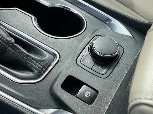 Used 2022 Chevrolet Traverse Premier FWD image 37