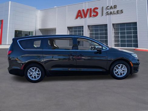 Used 2023 Chrysler Pacifica Touring-L image 5