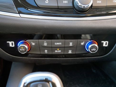 Used 2018 Buick Enclave Essence image 20