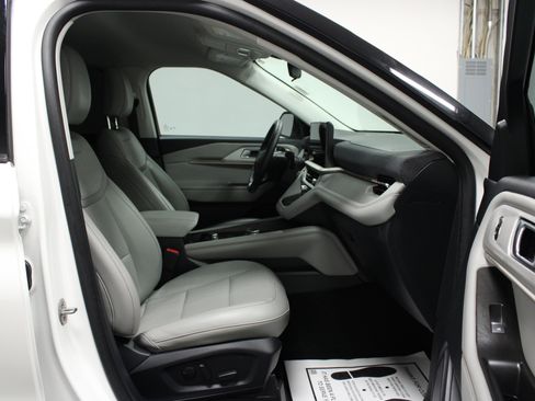 Used 2025 Ford Explorer Active w/ Active Comfort Package AWD/4WD image 17