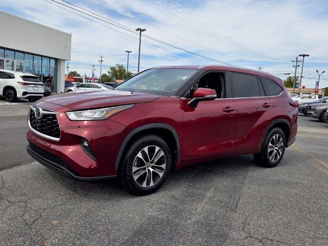 Used 2020 Toyota Highlander XLE FWD image 3