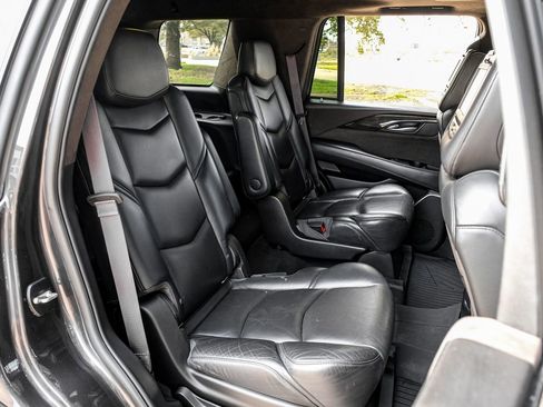 Used 2017 Cadillac Escalade Platinum image 31