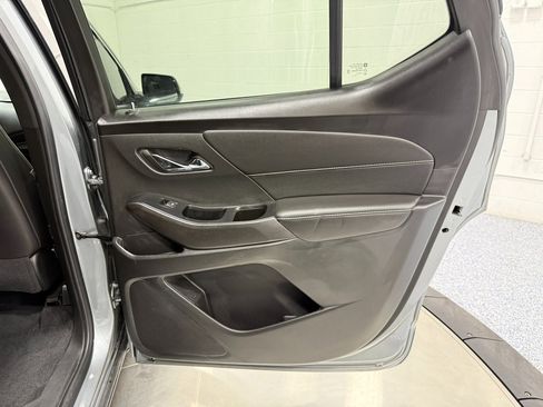 Used 2023 Chevrolet Traverse Premier image 36