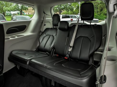 Used 2023 Chrysler Pacifica Touring-L FWD image 18