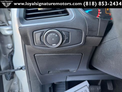 Used 2018 Ford Edge SE image 16