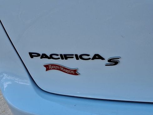 Used 2025 Chrysler Pacifica Limited FWD image 32