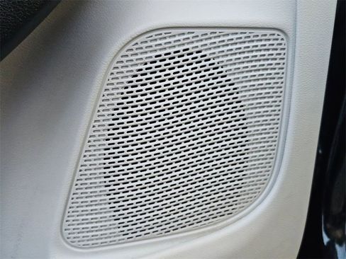 Used 2021 Chrysler Voyager L image 12