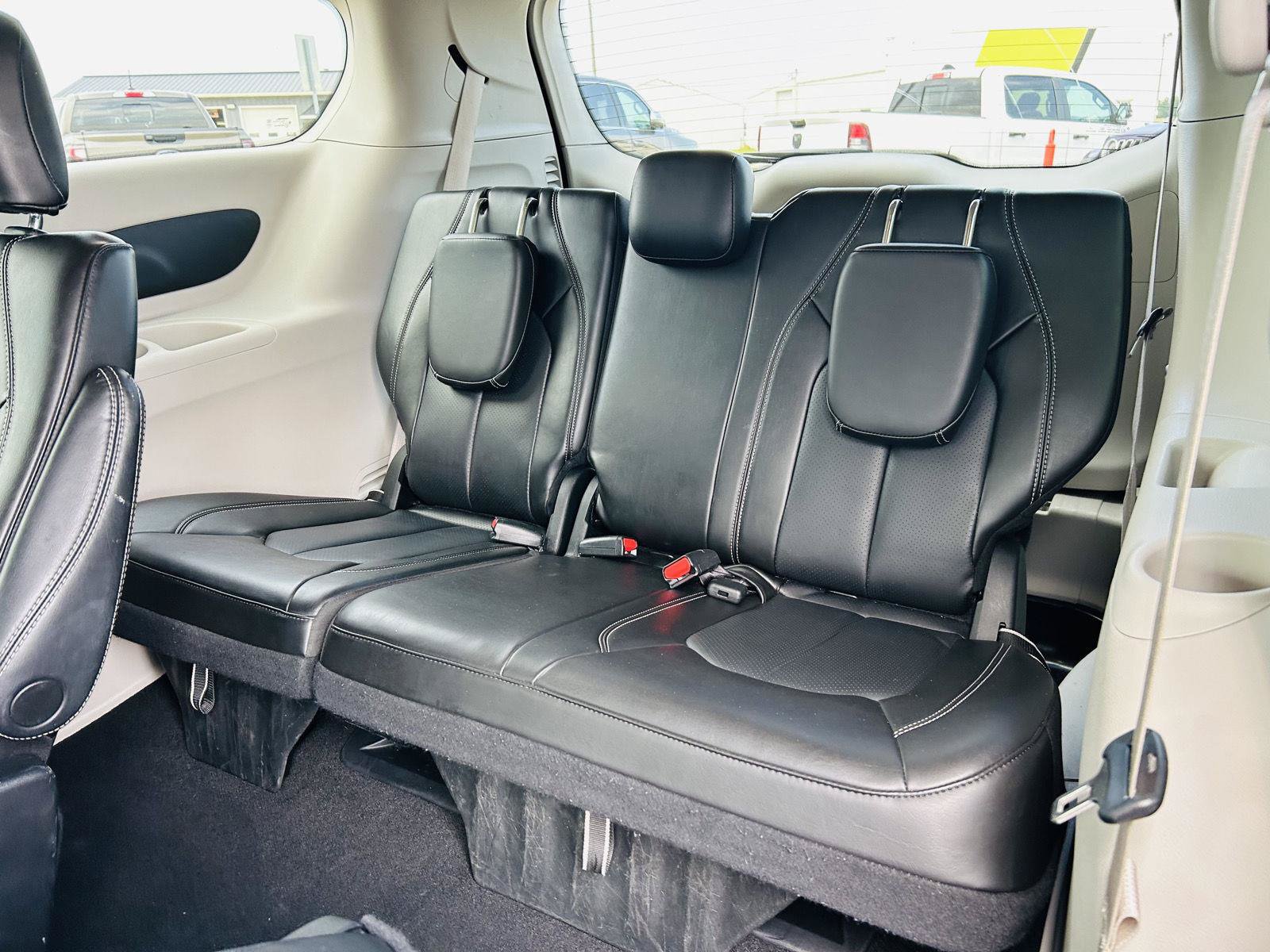 Used 2023 Chrysler Pacifica Touring-L FWD image 27