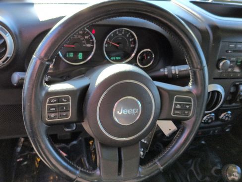 Used 2014 Jeep Wrangler Unlimited Sahara w/ Connectivity Group image 15