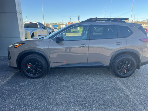 Used 2025 Nissan Rogue SV AWD/4WD image 3