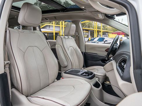 Used 2020 Chrysler Pacifica Limited image 19