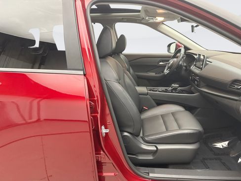 Used 2023 Nissan Rogue SV w/ SV Premium B Package image 16