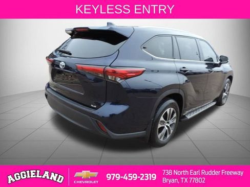 Used 2022 Toyota Highlander XLE image 4