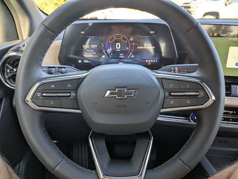 New 2025 Chevrolet Equinox ACTIV w/ Safety and Technology Package image 31
