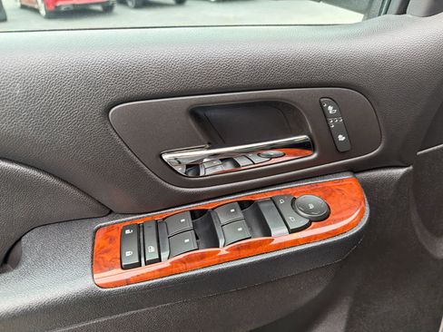 Used 2013 Chevrolet Avalanche LT image 17