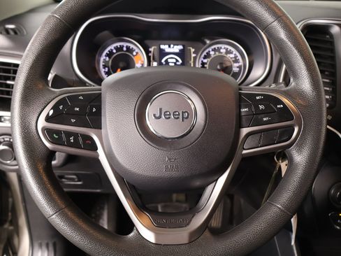 Used 2020 Jeep Cherokee Latitude FWD image 3