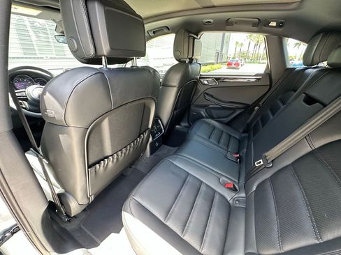 Certified 2025 Porsche Macan Turbo image 31