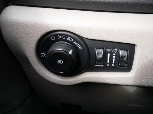 Used 2024 Chrysler Pacifica Touring-L image 26