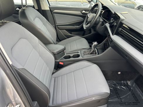 Used 2025 Volkswagen Jetta SE image 25