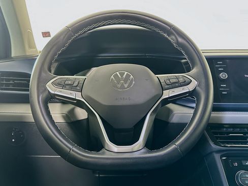 Used 2024 Volkswagen Taos SE w/ Panoramic Sunroof Package FWD image 18