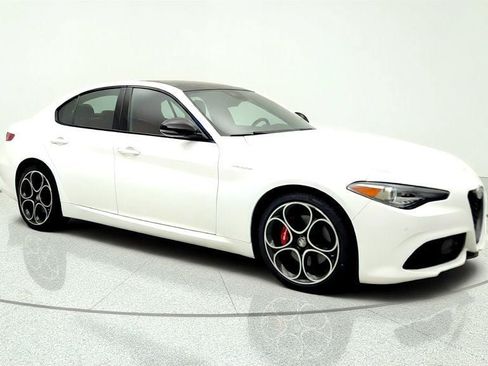 Used 2023 Alfa Romeo Giulia Veloce AWD/4WD image 3