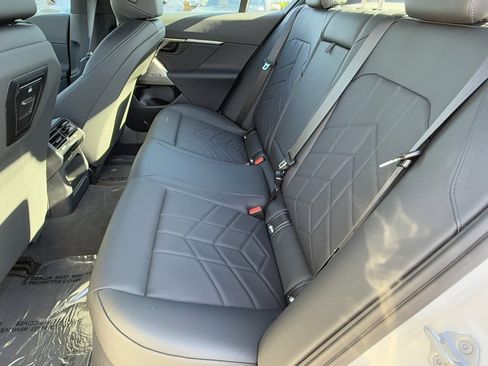 Used 2025 BMW i5 xDrive40 w/ Premium Package image 33