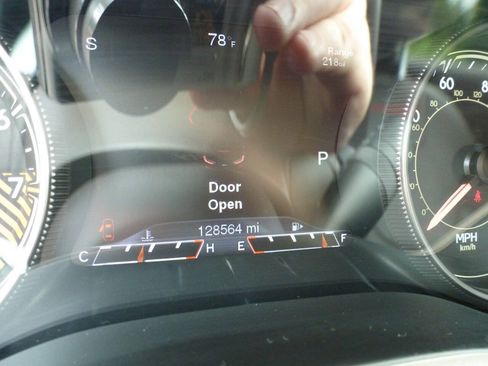 Used 2014 Jeep Cherokee Trailhawk w/ Comfort/Convenience Group AWD/4WD image 25