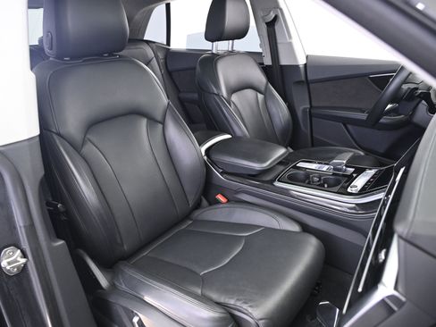 Used 2020 Audi Q8 Prestige w/ Prestige Package image 24