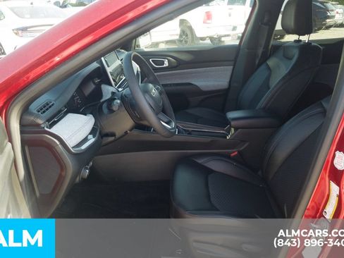 Used 2025 Jeep Compass Latitude AWD/4WD image 6