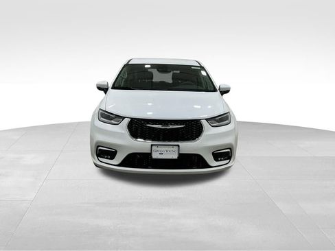 Used 2023 Chrysler Pacifica Touring-L image 7