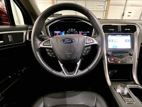 Used 2017 Ford Fusion SE w/ Equipment Group 201A image 5