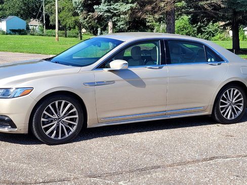 Used 2017 Lincoln Continental Select image 2