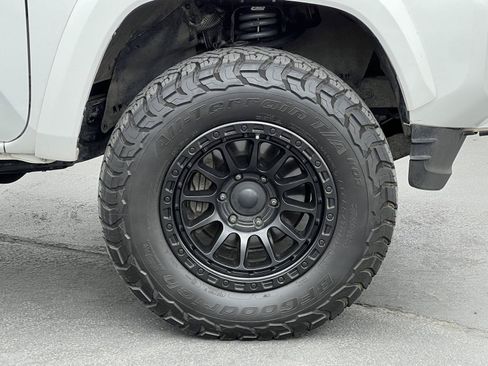 Used 2020 Toyota Tacoma SR5 w/ Technology Package AWD/4WD image 16