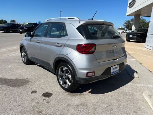 Used 2025 Hyundai Venue SEL FWD image 3