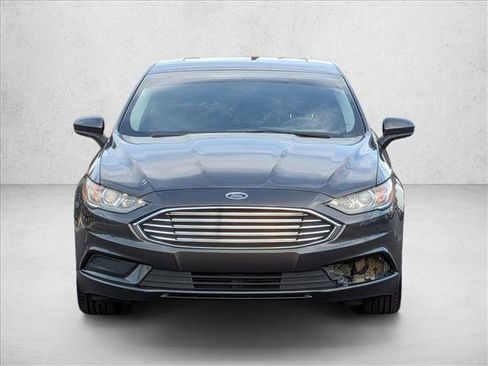 Used 2018 Ford Fusion SE image 2